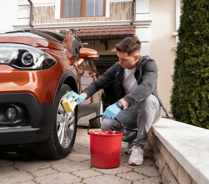Lavage auto à domicile Bourgneuf : professionnel intervenant sur un véhicule